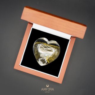 Spomienkové alebo pamiatkové predmety. Najobľúbenejším je sklenené srdiečko s čiastočkami zlata, do ktorého sa zataví...