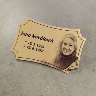 Personalizovanie urny je možné aj pomocou fotky na tabuľke, ktorá sa pripevňuje na urnu alebo truhlu. Aj takýmto spôsobom...